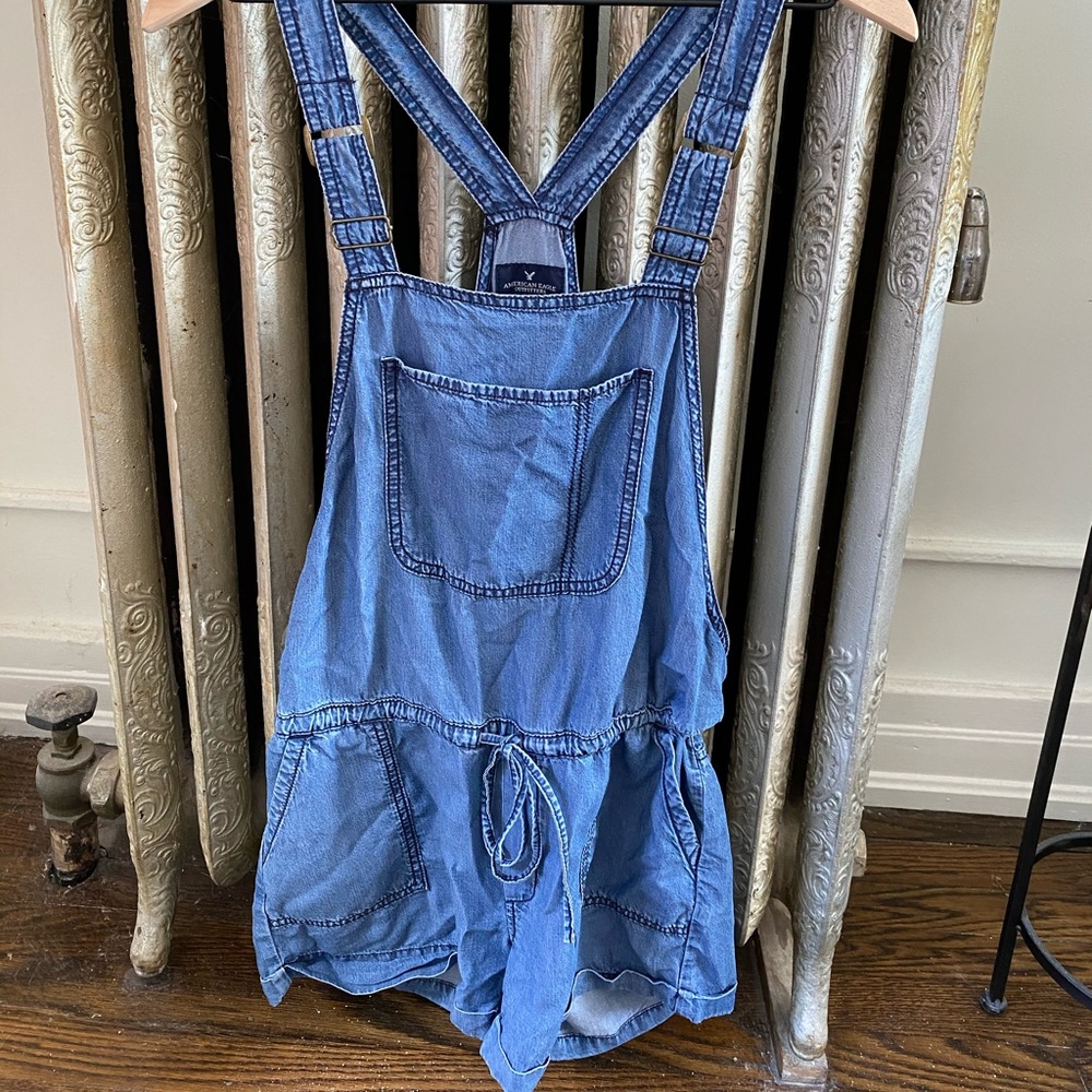 Loose American Eagle overalls with front pocket